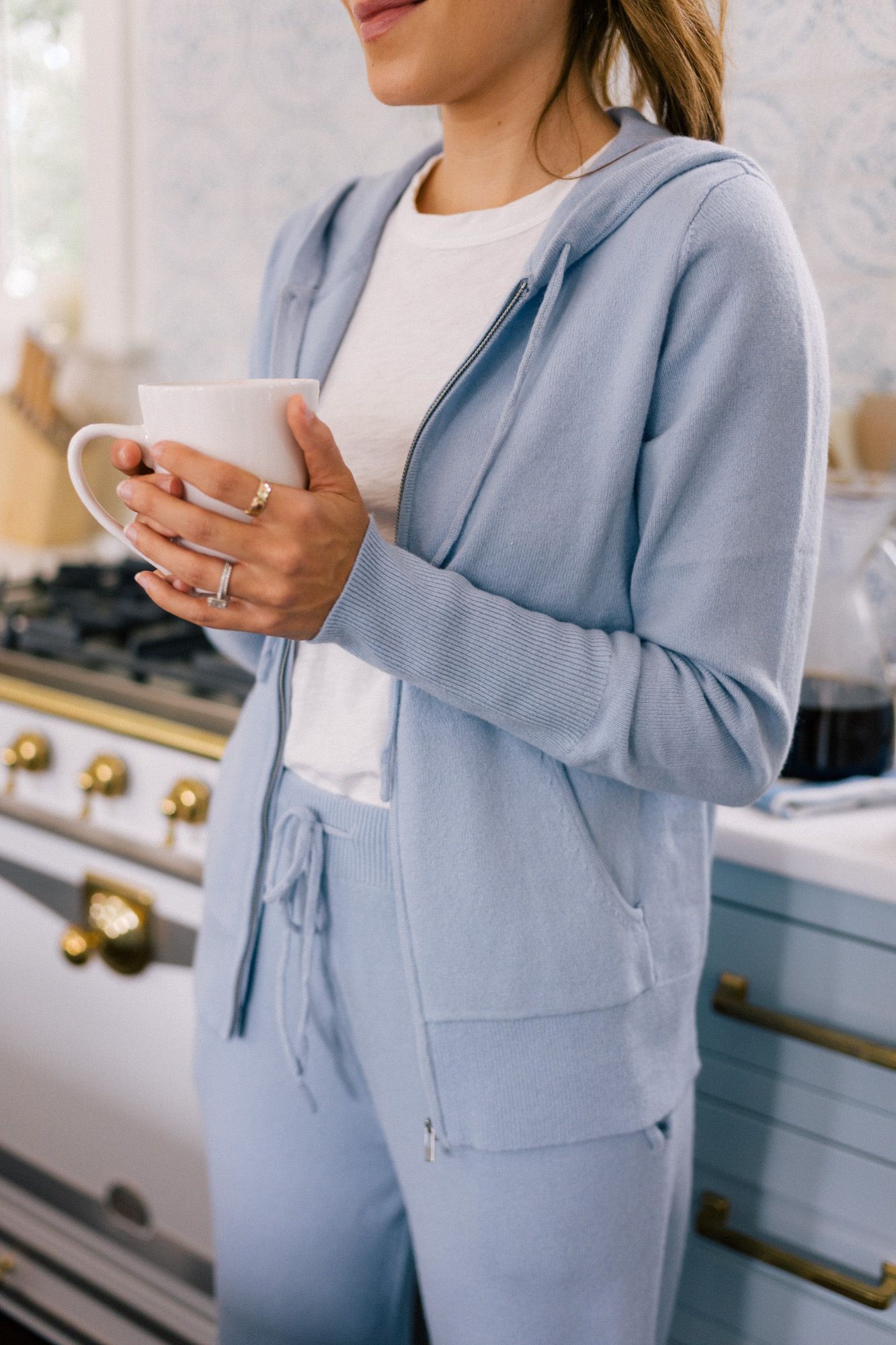 Outfits Con Pantalones De Yoga, Bata Blanca: abrigo blanco,  Atuendos De Yoga  