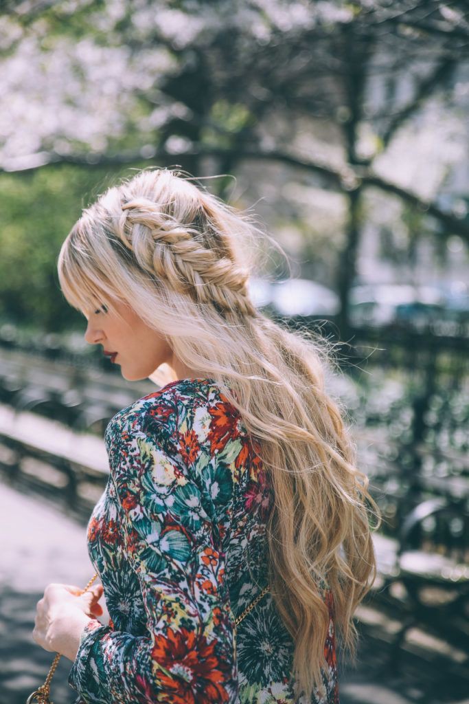 Sandy rubia descalza rubia: Desfile de moda,  Pelo largo,  Cuidado del cabello  