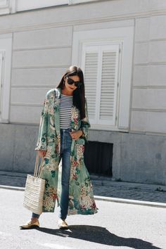 Just lovely kimono outfit, Floral-Print Kimono: kimono outfits,  Kimono Long,  Street Style,  Floral-Print Kimono,  Floral Outfits  