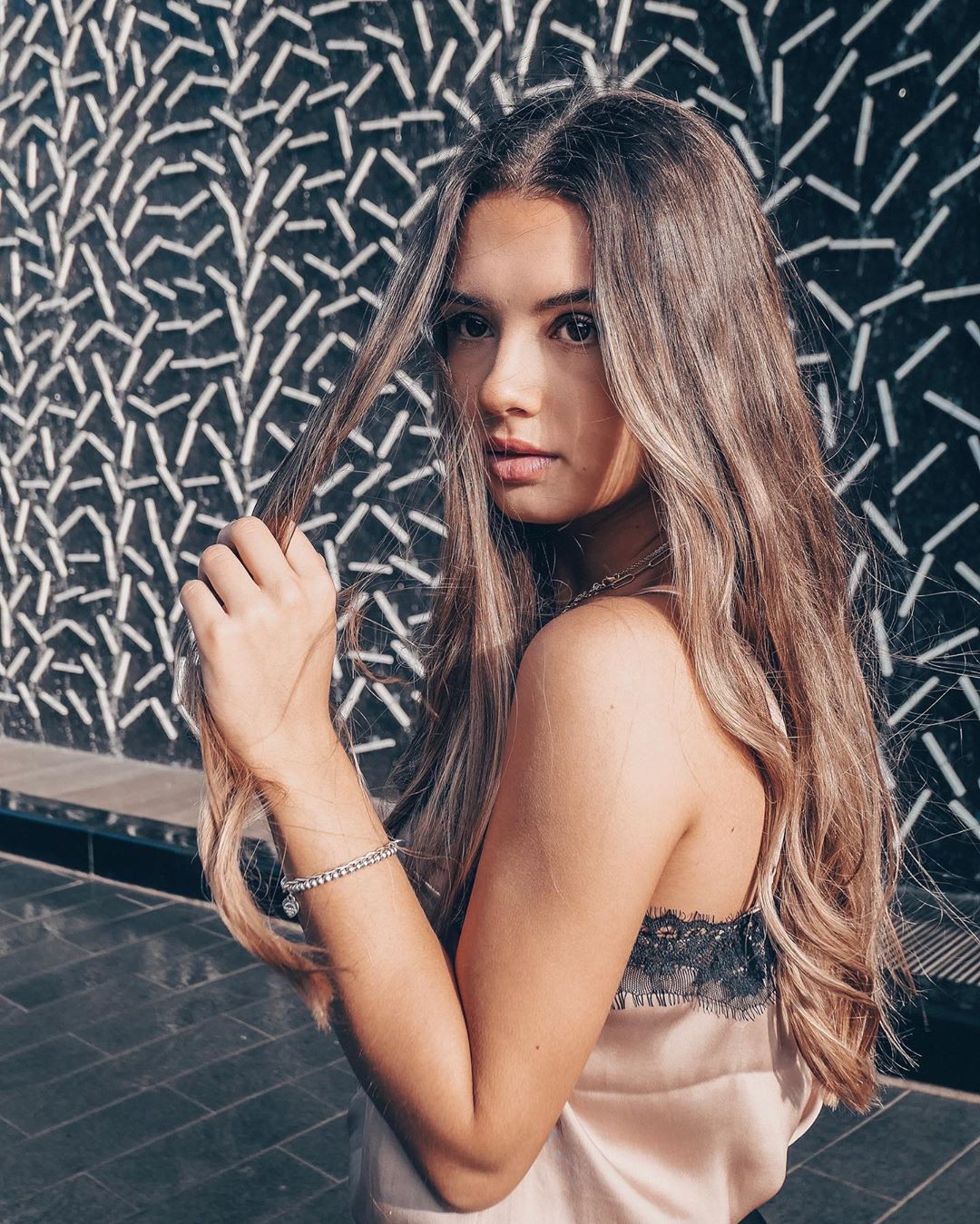 Amelie Weissenberger Instagram, Pelo largo y Tintes de cabello: modelo,  Pelo largo,  Ideas para teñir el cabello,  Pelo castaño,  Sesión de fotos,  pelo negro,  Amélie Weissenberger  