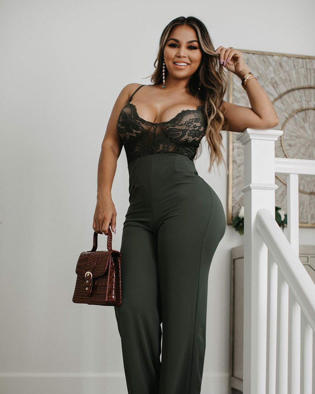 ideas de atuendo marrón con vestido, sesión de fotos de chicas calientes, Hot Model Photo: Chaqueta negra,  Instagram de Dolly Castro  