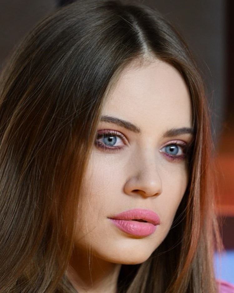 Xenia Tchoumitcheva Maquillaje facial, Labios de niñas, Peinado para niñas: Pelo castaño,  Atuendo De Vaqueros  