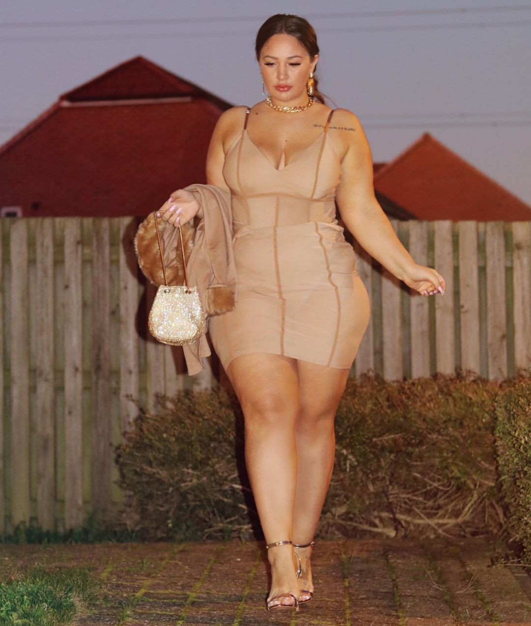 ideas de vestidos marrones con vestido, muslos de mujer, piernas calientes: Chaqueta negra  