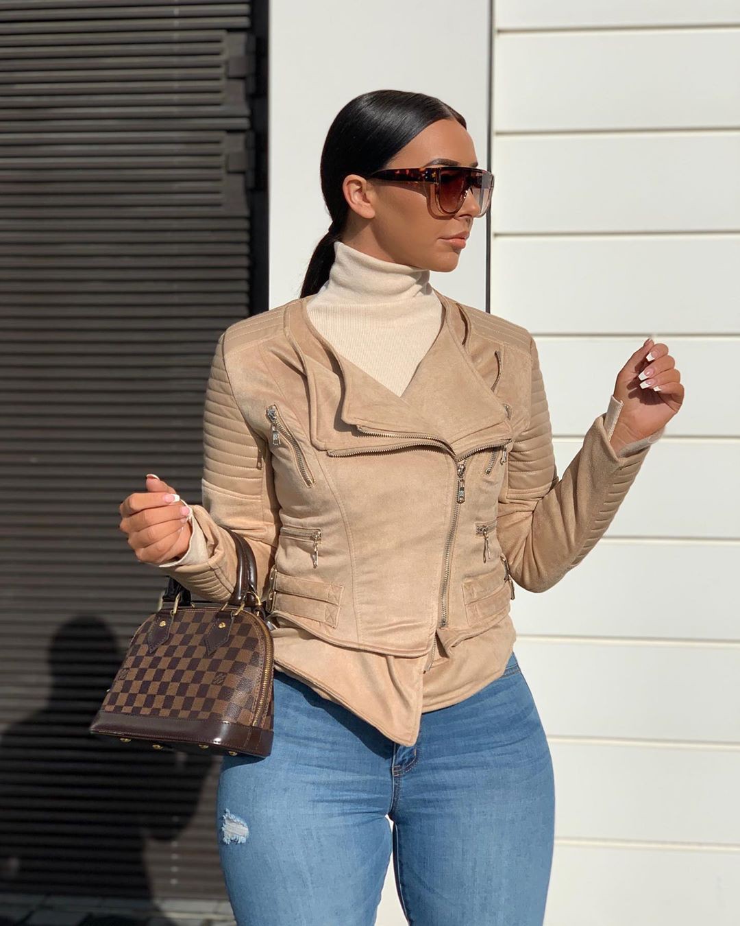 traje de color beige con chaqueta, mezclilla, jeans