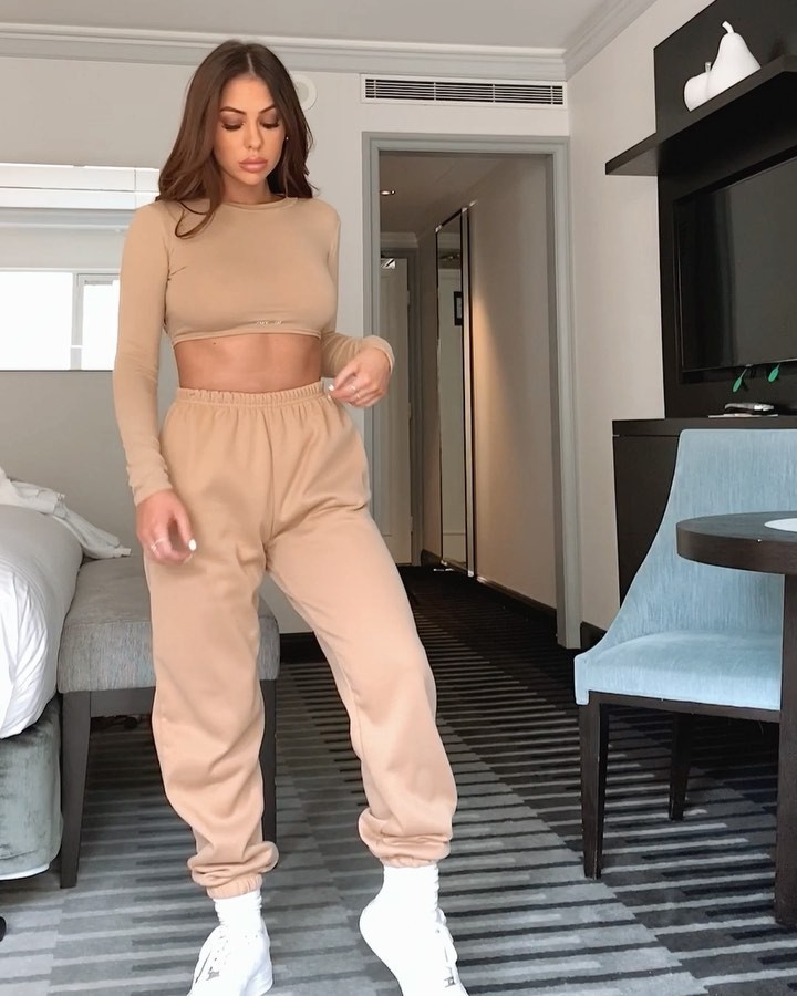 ideas de vestidos caqui con ropa deportiva, piernas calientes, ideas de atuendo