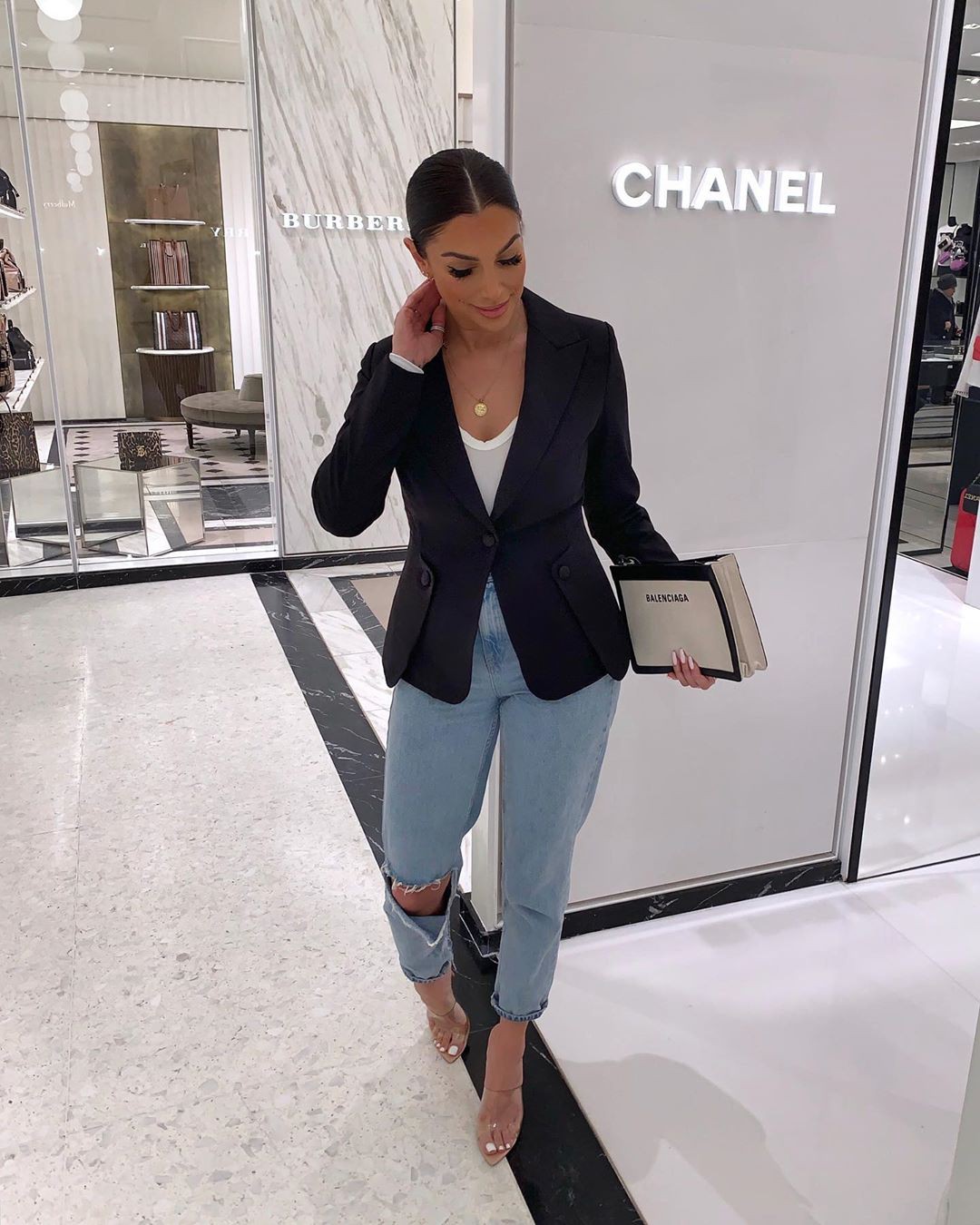 trajes blancos para mujeres con ropa formal, blazer, jeans