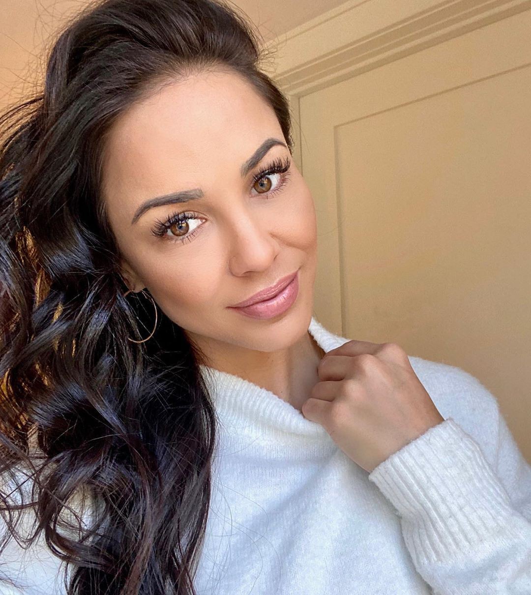 Melissa Riso Bello Rostro, Labios Brillantes Naturales, Peinado Largo Niñas: Pelo largo,  Atuendo De Vaqueros  