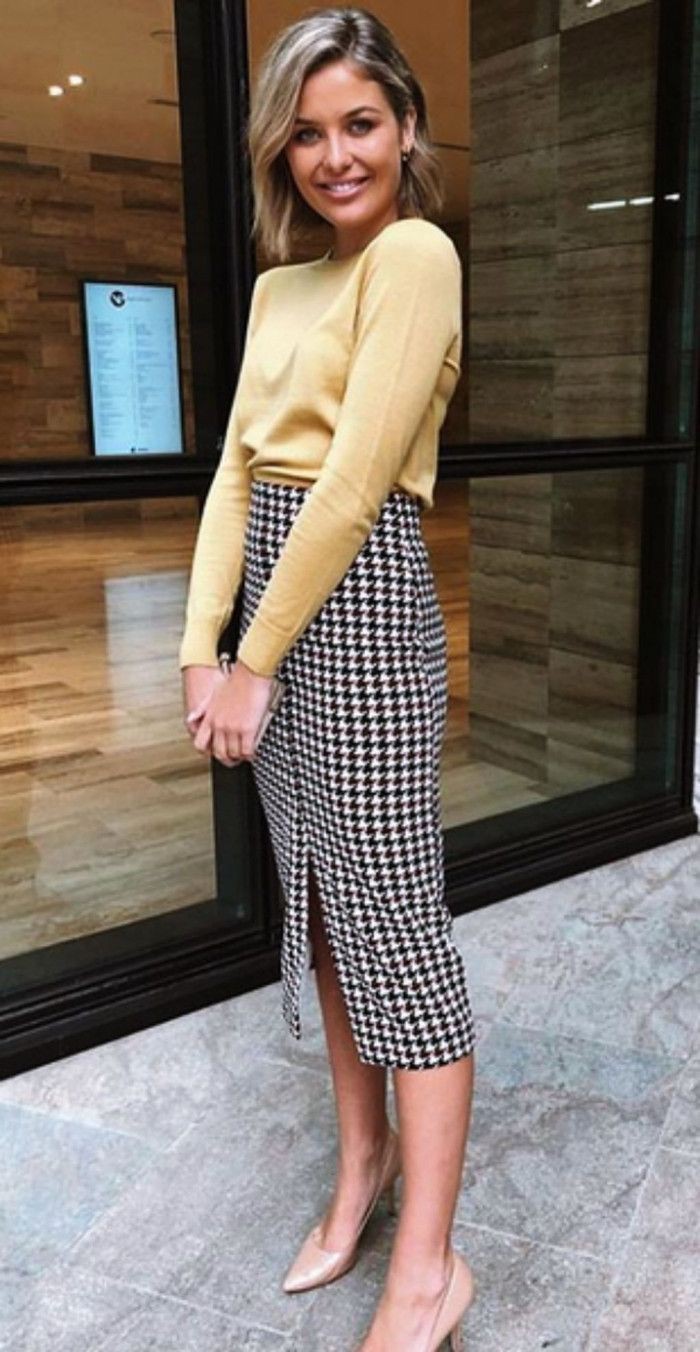 Combinación de color blanco con botas de vestir informales de negocios.