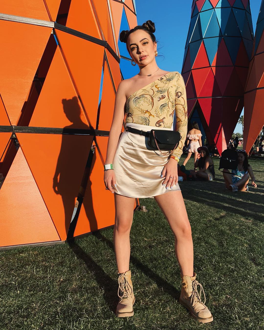 combinación de color naranja con pantalones cortos, mejores ideas para sesión de fotos, piernas sexy: La estrella de TikTok Vanessa Merrell  