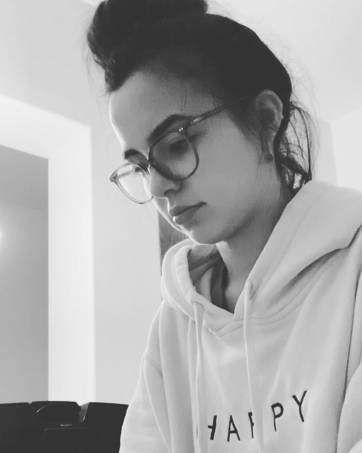 Vanessa Merrell Cool Girls, gafas, blanco y negro: La estrella de TikTok Vanessa Merrell  