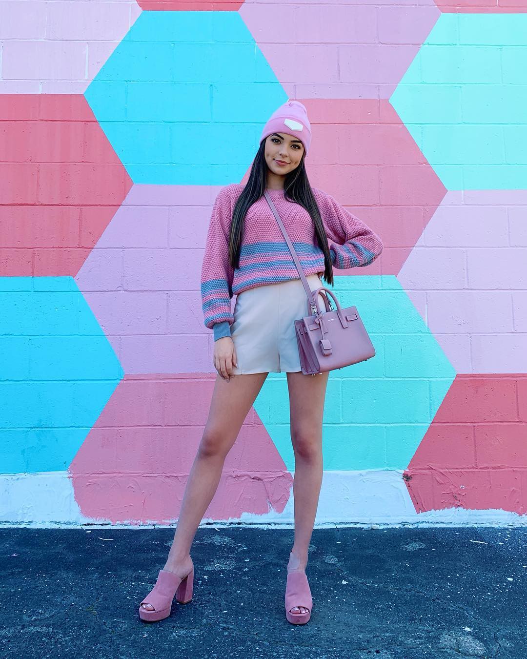 Shorts magenta y azul, chaqueta, denim: La estrella de TikTok Vanessa Merrell  