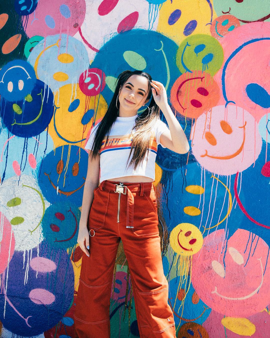 outfit color azul eléctrico con mezclilla, ideas de moda, azul eléctrico: Azul eléctrico,  La estrella de TikTok Vanessa Merrell  