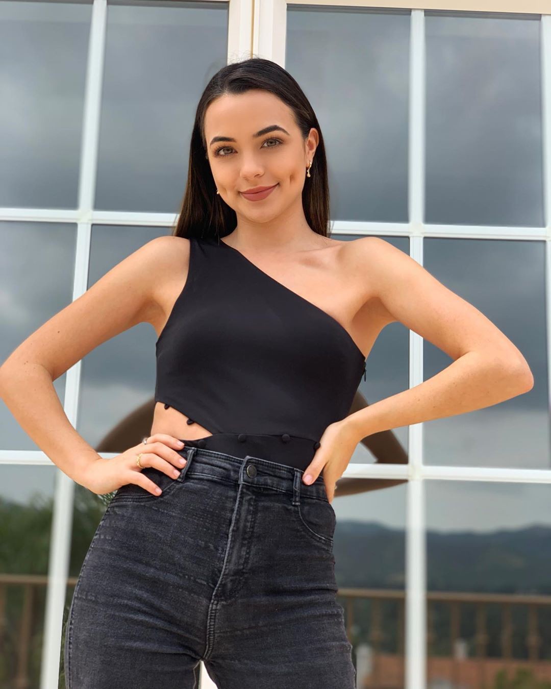 traje de color negro, debes probar con jeans, Long Hairstyle Girls, Hottest Model In World: Jeans negros,  La estrella de TikTok Vanessa Merrell  