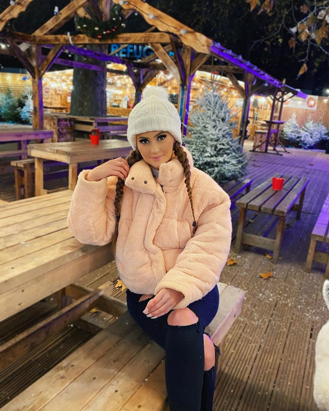 ideas de vestidos morados con gorro de piel, para fotografía de chicas: Gorro de lana,  Holly Horne TikTok,  GORRO  