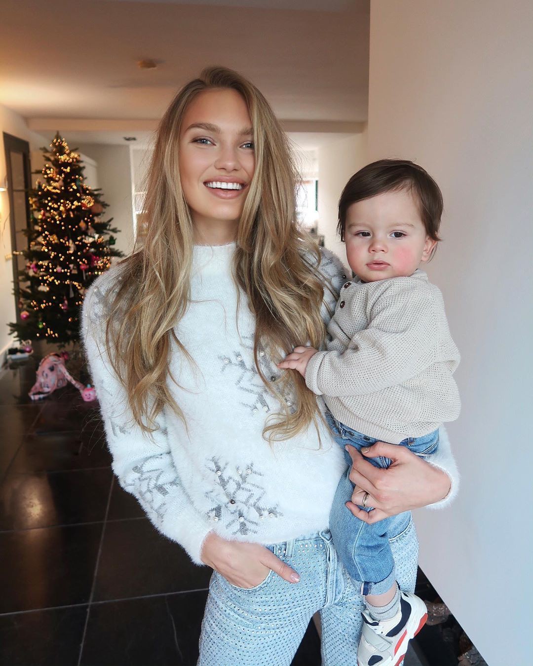 Romee Strijd jeans clothing ideas, Long Hair Women y outfit ideas: Pelo castaño,  Atuendo De Vaqueros  