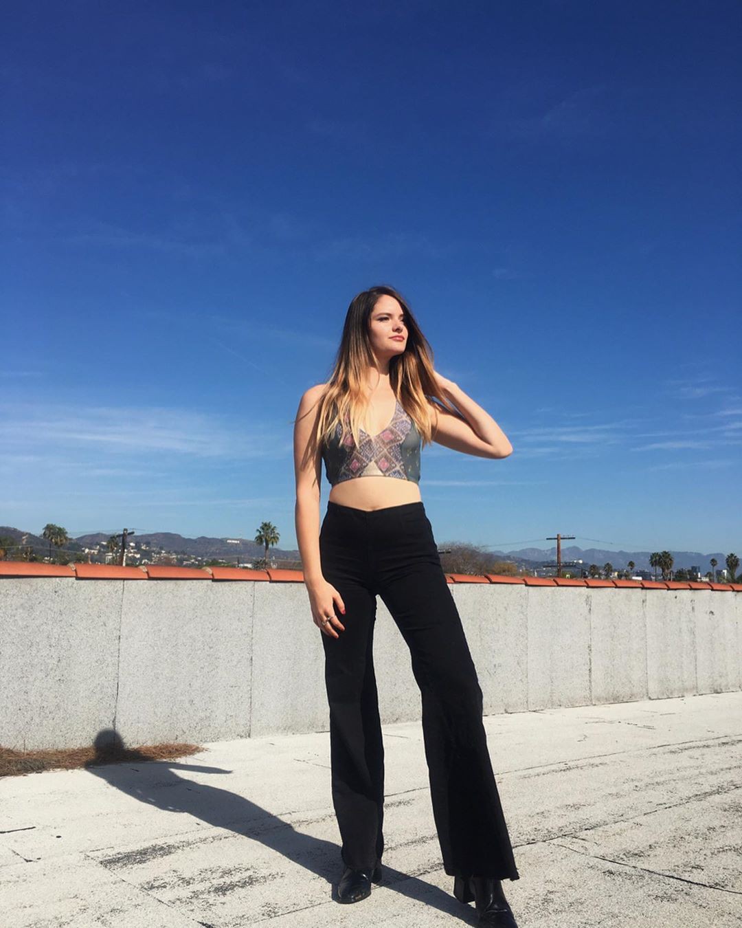 traje de color azul con jeans, sesión de fotos de instagram, foto de piernas: vaqueros azules,  modelo de fitness  