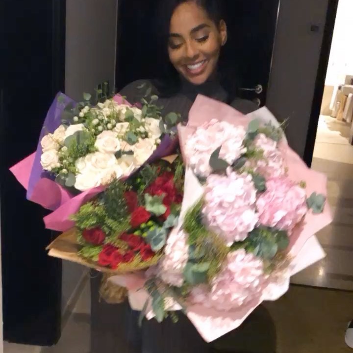 traje de color rosa, debes probar con diseño floral, flor artificial, arreglos florales: Diseño floral,  Flor artificial,  chicas de instagram  
