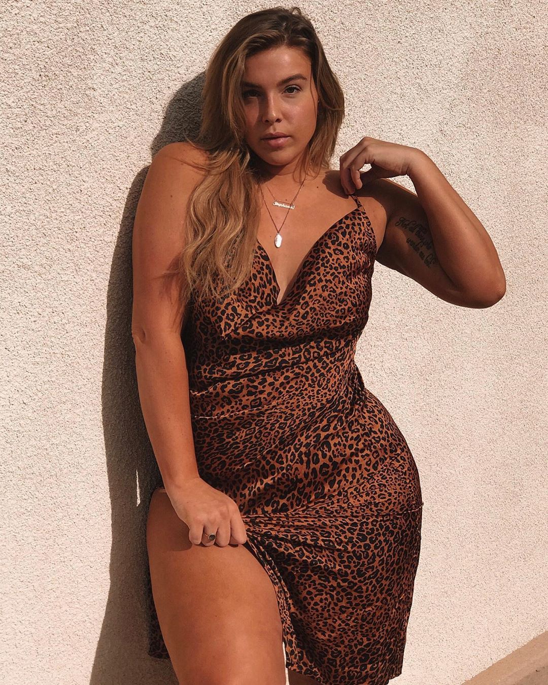 ideas de color marrón con vestido de cóctel, muslos de mujer