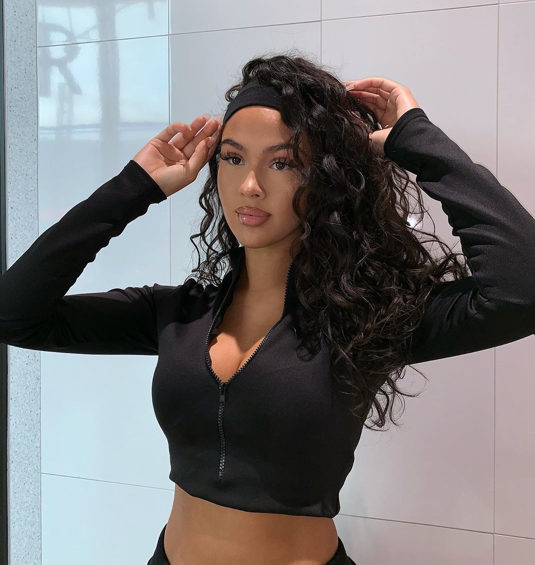 Emma Hallberg Mujeres con cabello negro, Labios brillantes naturales, Peinados para cabello largo: Pelo largo,  pelo negro,  Chicas Lindas De Instagram  