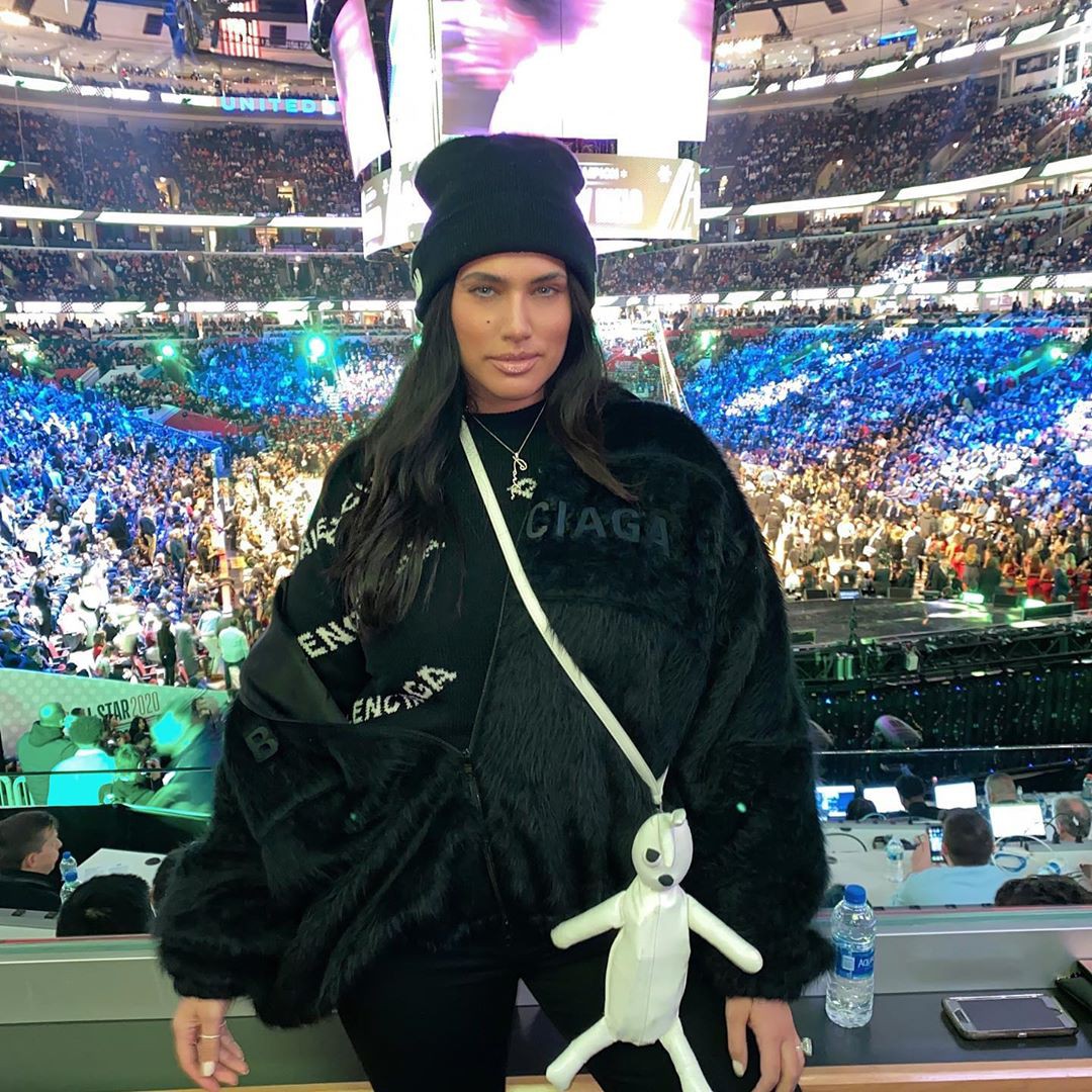 Latecia Thomas, moda callejera, complejo deportivo, sombrerería