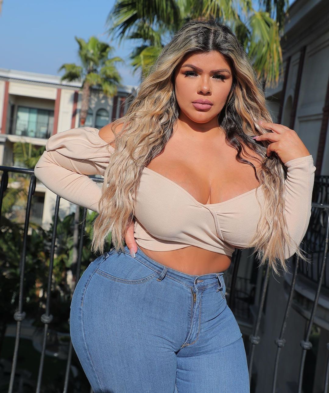 Michele Raven jeans outfit ideas, photoshoot ideas, peinado rubio: chicas de instagram,  Atuendo De Vaqueros  