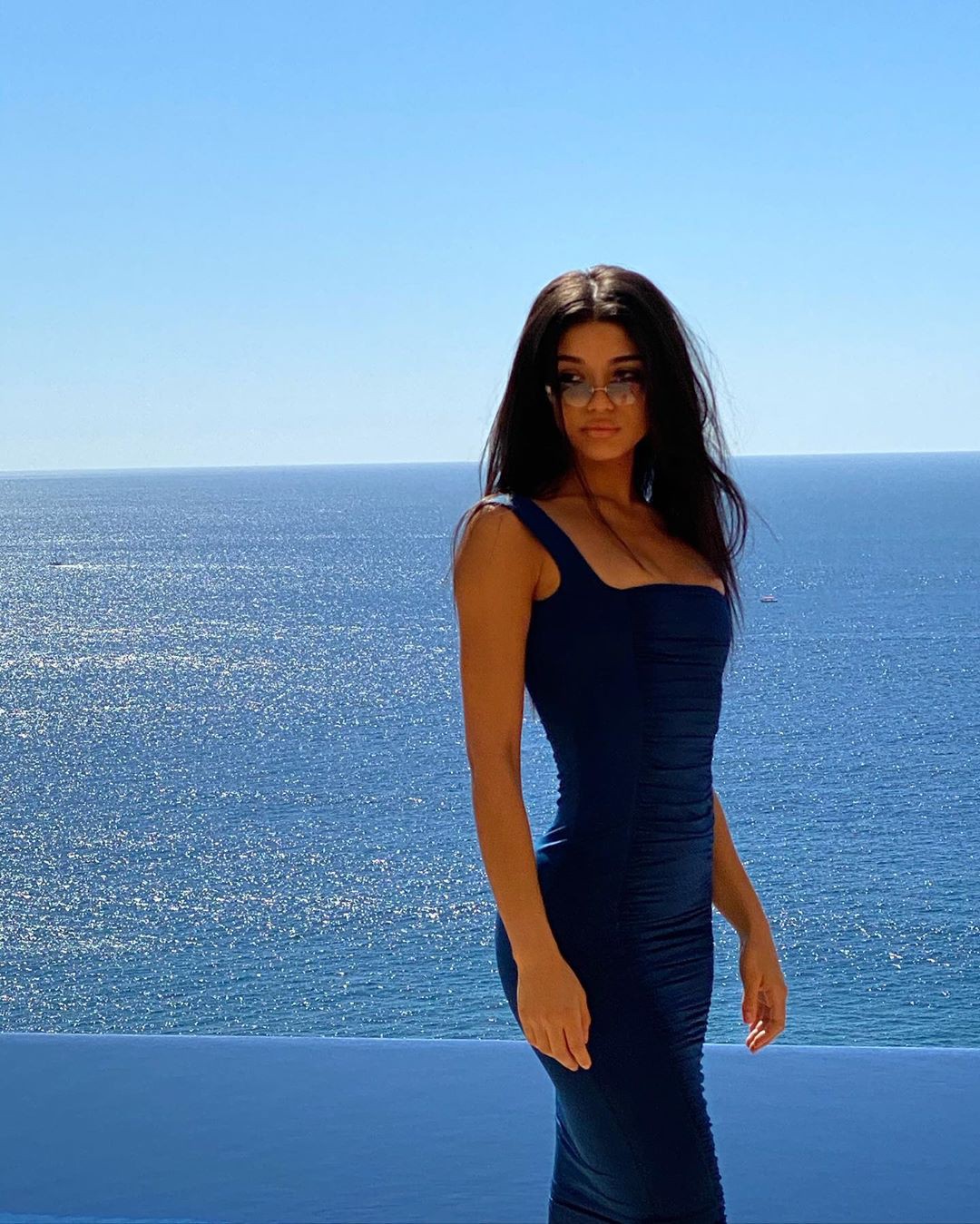 Vestido azul eléctrico y azul, mejores ideas para sesión de fotos, chicas con peinado largo