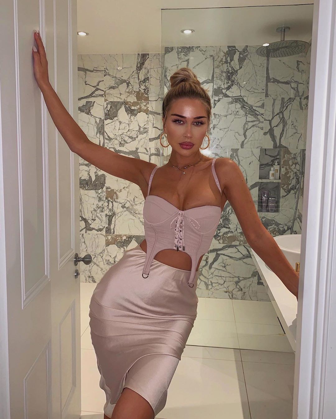 traje de color blanco con vestido, foto de pelo rubio, lindos cortes de pelo: ana matilda  