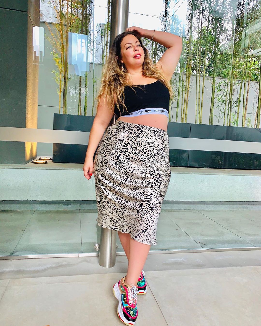 Fluvia Lacerda vestido falda lápiz, crop top outfit ideas