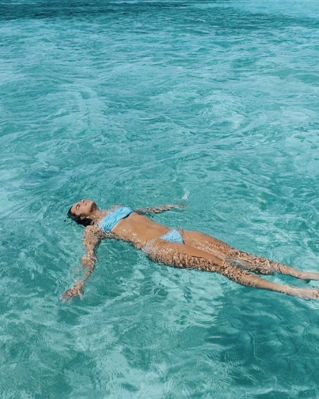 Addison Rae disfrutando de la vida, nadando en aguas abiertas, nadando estilo libre: Addison RaeInstagram  