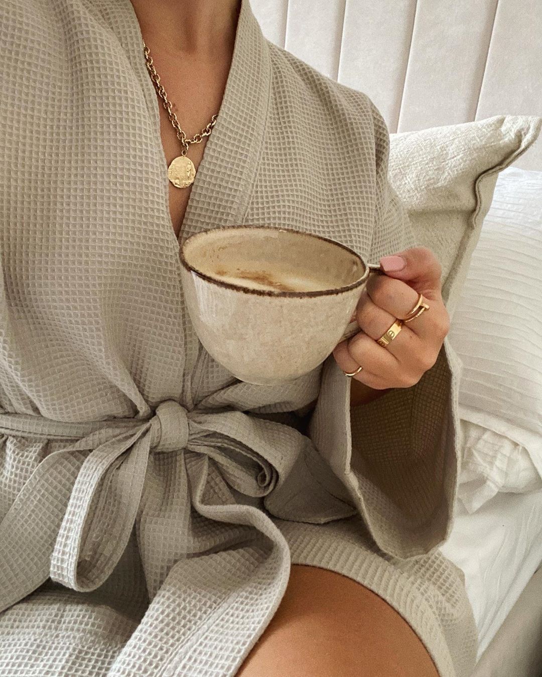 ideas de atuendo beige con ropa de dormir, ideas de atuendo, artículos para beber