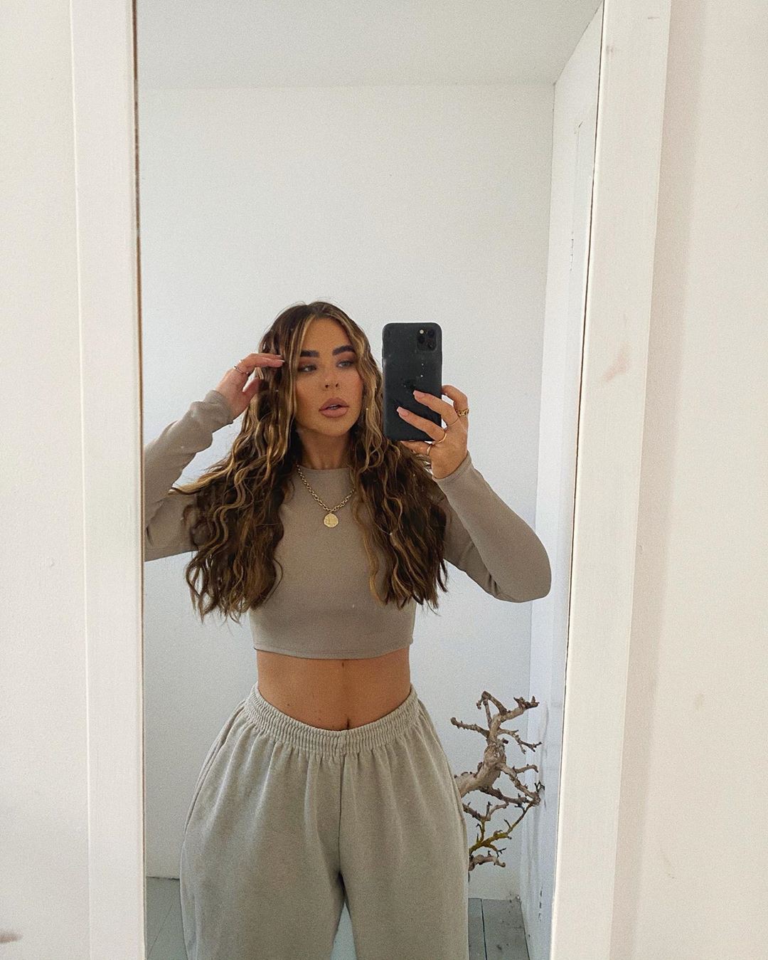 estilo de traje blanco con ropa deportiva, ideas de fotografía, estilo de pelo largo