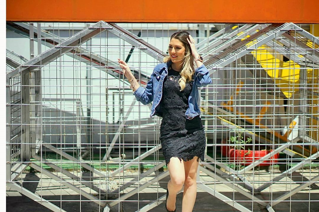 Shorts de Alejandra Inestroza, ideas de combinación de mezclilla para niñas, poses de sesión de fotos
