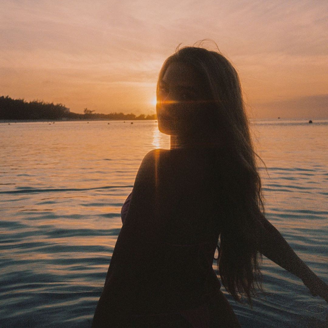Addison Rae Woman Long Hair Style, Haircuts, people in nature: Pelo largo,  Chicas Lindas De Instagram,  Addison RaeInstagram  