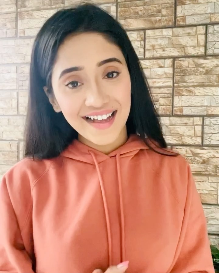 Shivangi Joshi Color de cabello negro, Labios naturales, Peinado