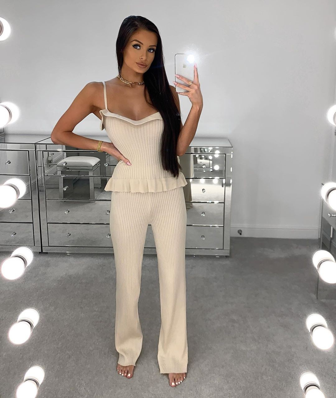 Vestido beige y blanco, foto de piernas, ideas para vestir