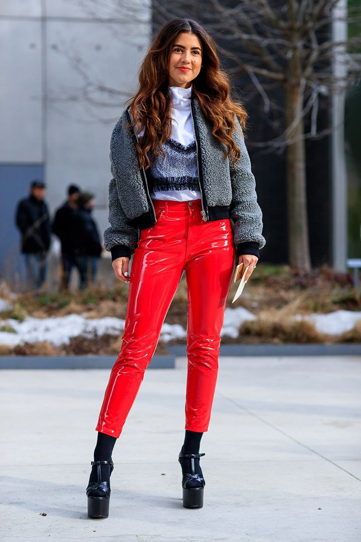 Traje de color rojo, debes probar con cuero, chaqueta, mezclilla: Desfile de moda,  modelo,  Semana de la Moda,  Estilo callejero,  traje rojo,  Trajes De Pantalón De Cuero  