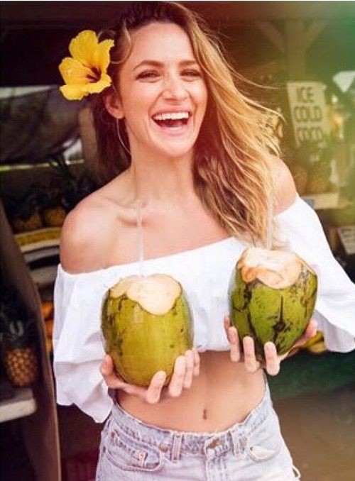 Shantel VanSanten, agua de coco, antojo de comida, amarillo: Shantel Vansanten  