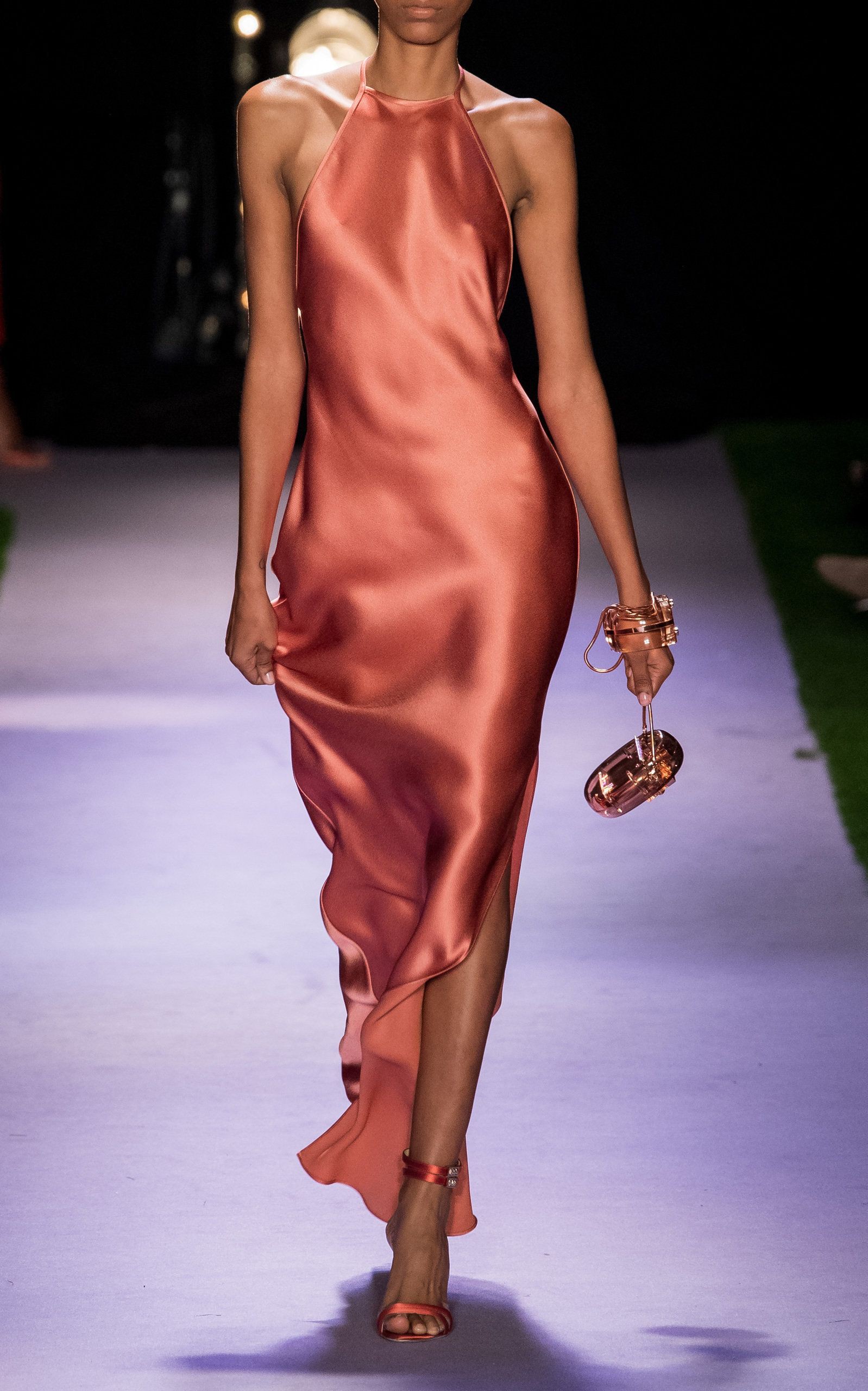 Vestido de columna de satén con espalda abierta brandon maxwell: vestidos de coctel,  Vestido de noche,  Fotografía de moda,  Desfile de moda,  modelo,  vestido largo,  Vestido lencero  