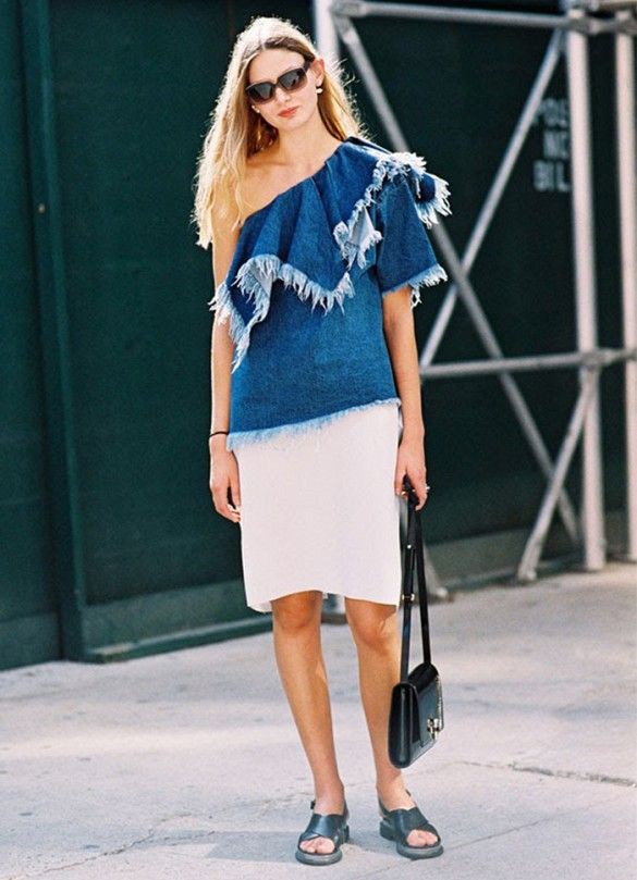 Look con blusa de un solo hombro