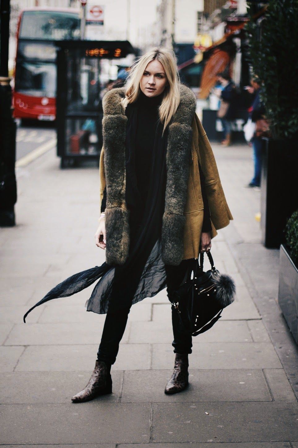 Traje elegante boho streetstyle invierno, ropa de invierno, moda callejera, chaqueta de vuelo, boho chic: trajes de invierno,  chaqueta de vuelo,  Estilo callejero,  boho chic  