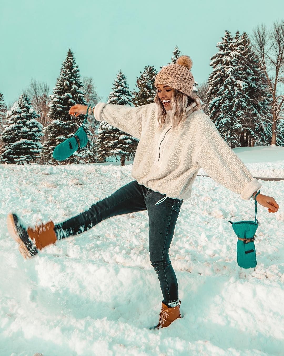 Ideas de atuendos con piel: trajes de invierno,  Traje de camiseta,  Trajes de senderismo  