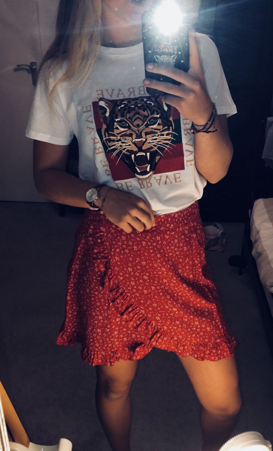 Ideas de ropa naranja con vestido cruzado: Alfiler de solapa,  Desfile de moda,  Chicas Calientes,  moda hip hop,  Atuendos Naranjas,  Traje de camiseta,  Falda cruzada  