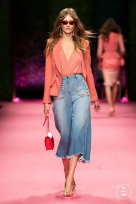 Combinación de colores coral vivo, elisabetta franchi, moda callejera, modelo de moda, estudios de acné, evento público, desfile de moda, ropa casual: Desfile de moda,  modelo,  Estilo callejero,  Traje rosa,  Atuendos Naranjas  