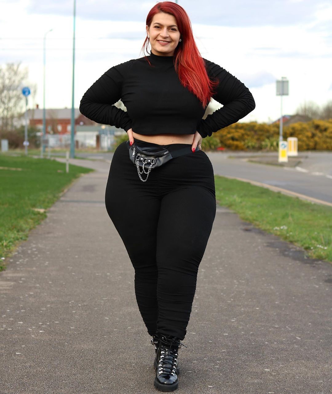 black colour outfit, you must try with sportswear, trousers, leggings: Crop top,  Black Leggings,  black trousers,  Black Tights,  Hot Plus Size Girls,  Black Sportswear  